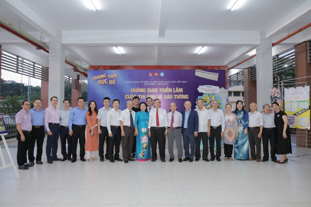 Tập thể Ban Lãnh đạo, cựu Lãnh đạo Nhà trường cùng các thầy, cô chụp ảnh lưu niệm tại không gian triển lãm - Ảnh: Lý Nguyên