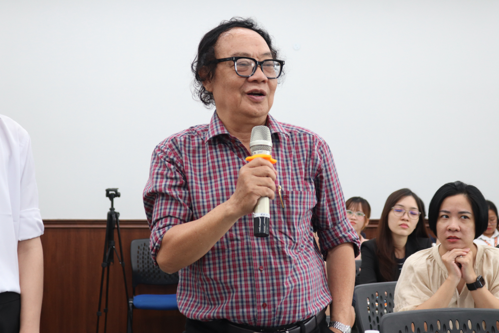 PGS.TS. Trịnh Sâm phân tích ẩn dụ động vật mã hóa hành vi người - Ảnh: MINH THƯ