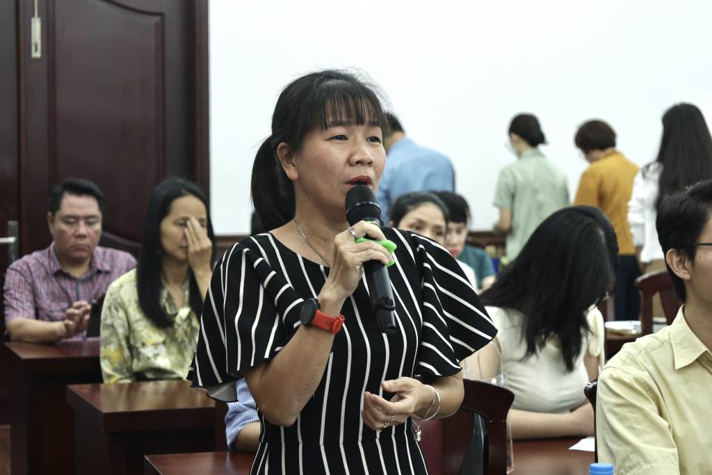 Nghiên cứu sinh khoa Triết học đặt câu hỏi tại chương trình - Ảnh: MINH KHÔI
