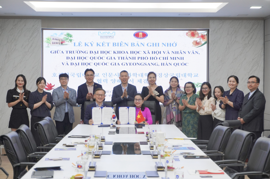 Hai bên ký kết biên bản ghi nhớ - Ảnh: QUỲNH NHƯ