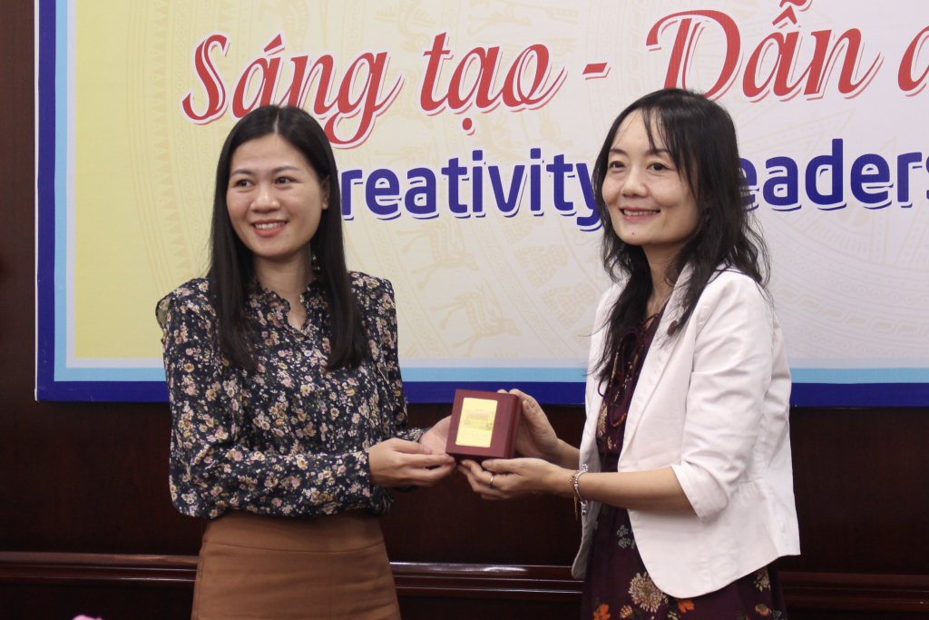 Đoàn đối tác tặng quà lưu niệm cho Nhà trường - Ảnh: Hồng Ngân