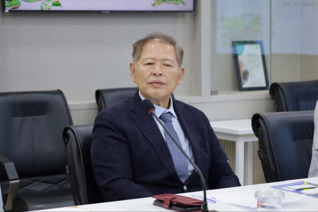 GS. Rhee Kun Young cho biết so với các trường khác, học phí ở Daegu Cyber chỉ bằng ⅓, ngoài ra còn có các chính sách dành cho sinh viên nước ngoài - Ảnh: THUÝ QUỲNH