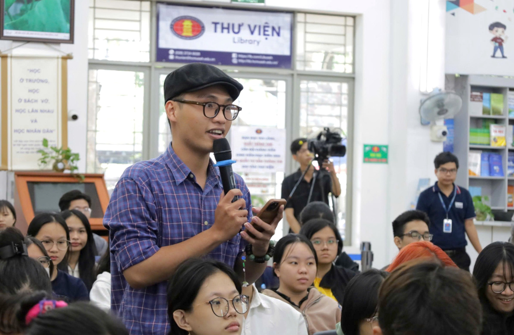 Sinh viên Khoa Văn hóa học thắc mắc về lý do văn hóa đọc ở Việt Nam kém phát triển và cách thức để xác định đúng chuyên ngành mà không bị trùng lặp với các ngành khác - Ảnh: Thanh Hải