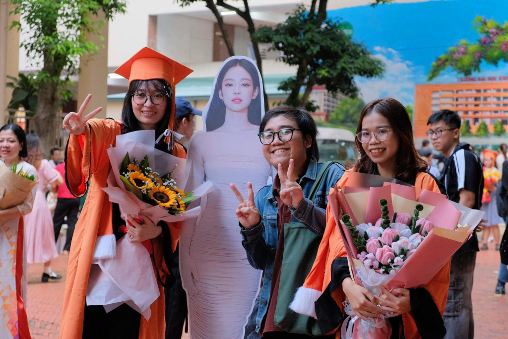 Sau phần lễ, các tân Tiến sĩ, Thạc sĩ, Cử nhân ghi lại khoảnh khắc bên gia đình, bạn bè - Ảnh: Huyền Linh