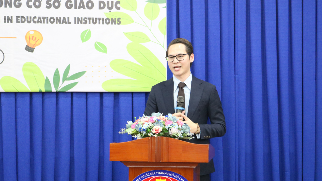 Ông Nguyễn Chí Thanh trình bày tham luận “Vai trò của sinh viên trong vấn đề bảo vệ môi trường” - Ảnh: Hoàng Phương