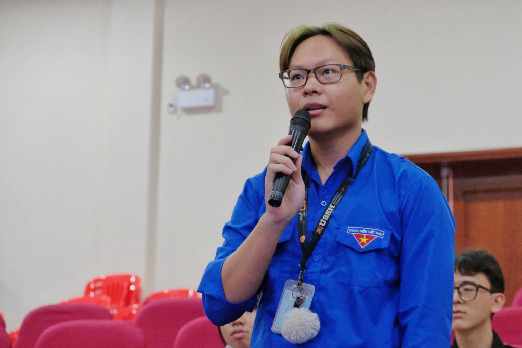 Bạn Nguyễn Trần Tiến cho biết cách tính điểm rèn luyện khiến bạn rất khó khăn - Ảnh: Huyền Linh