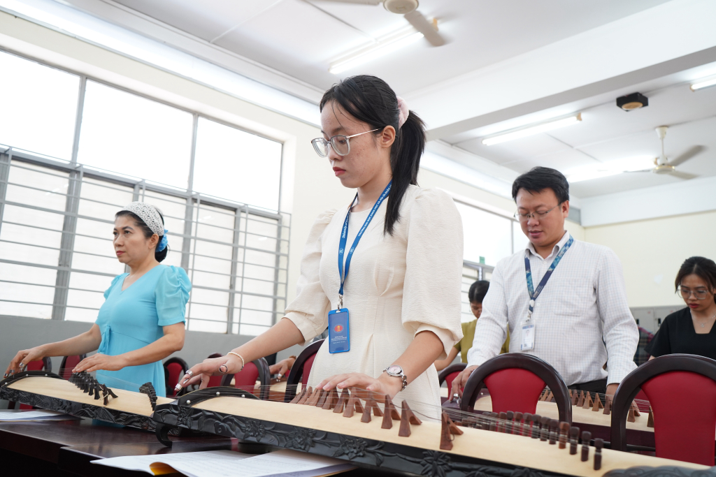 Học viên thực hành những bước đầu để gảy Đàn Tranh - Ảnh: Phạm Trí