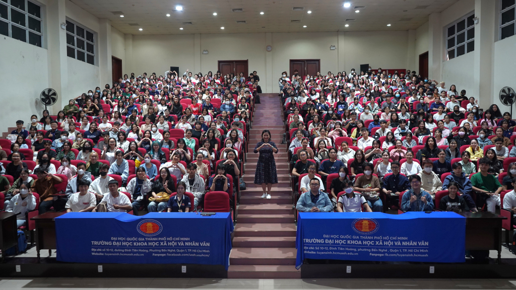 PGS.TS Ngô Thị Phương Lan chụp ảnh kỷ niệm cùng các bạn tân sinh viên khóa 2024 - Ảnh: Phạm Trí