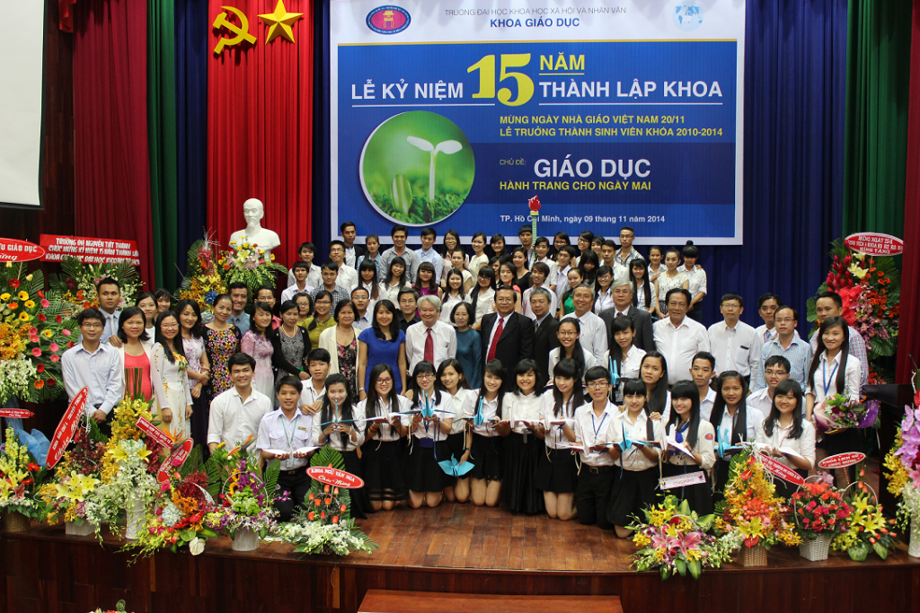 Hình ảnh: Các giảng viên và sinh viên Khoa Giáo dục