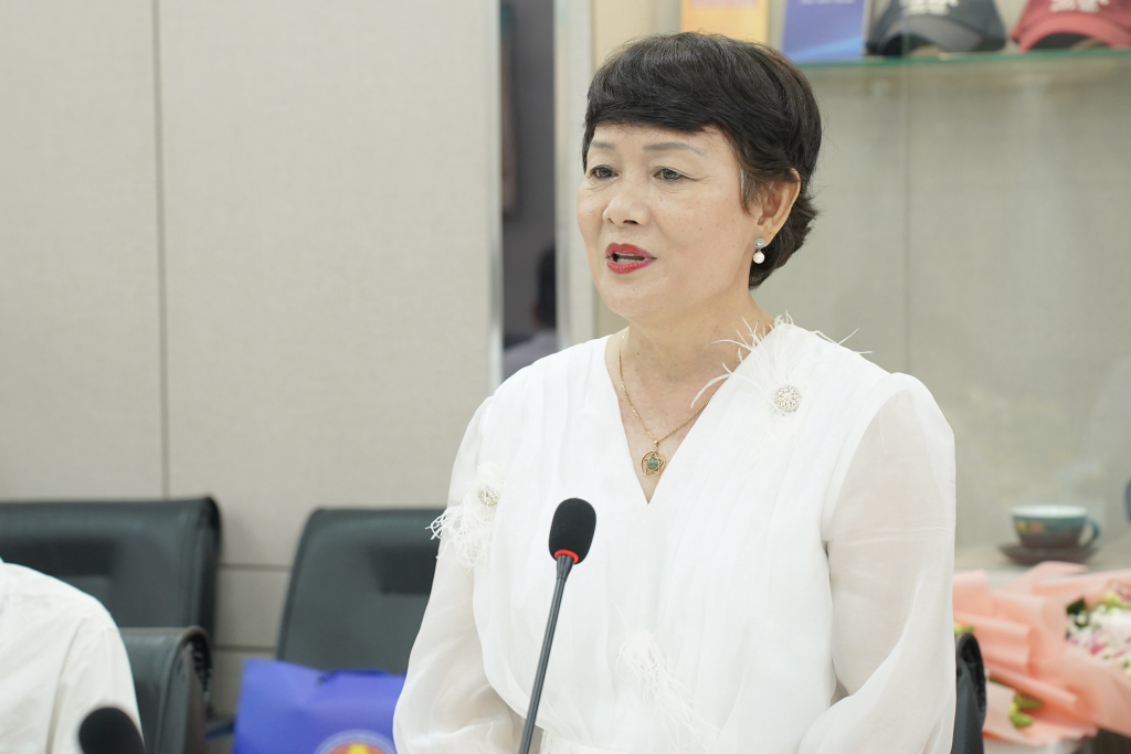 Bà Huỳnh Hồ Tường Vân, nguyên chuyên viên Khoa Ngữ văn Anh biết ơn vì được đứng trong hàng ngũ viên chức, người lao động của Nhà trường - Ảnh: HẠNH NGUYÊN