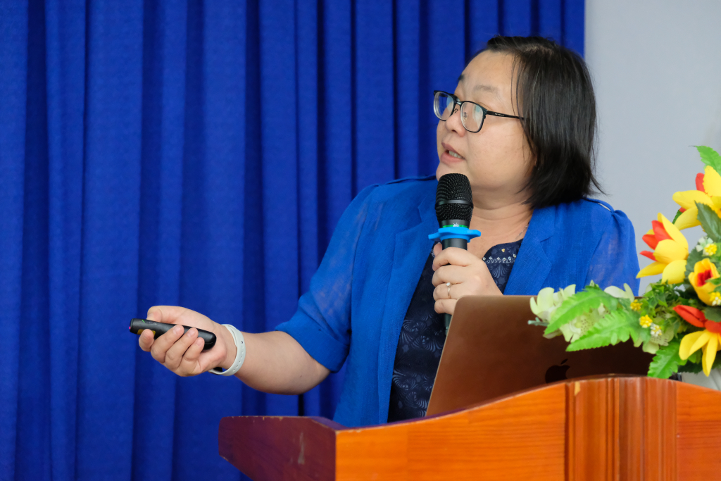TS. Trương Thị Thu Hằng - Trưởng khoa Nhân học - trình bày báo cáo “Thực trạng nghiên cứu độc lập của nghiên cứu sinh ngành Dân tộc học và ngành Nhân học” - Ảnh: Huyền Linh