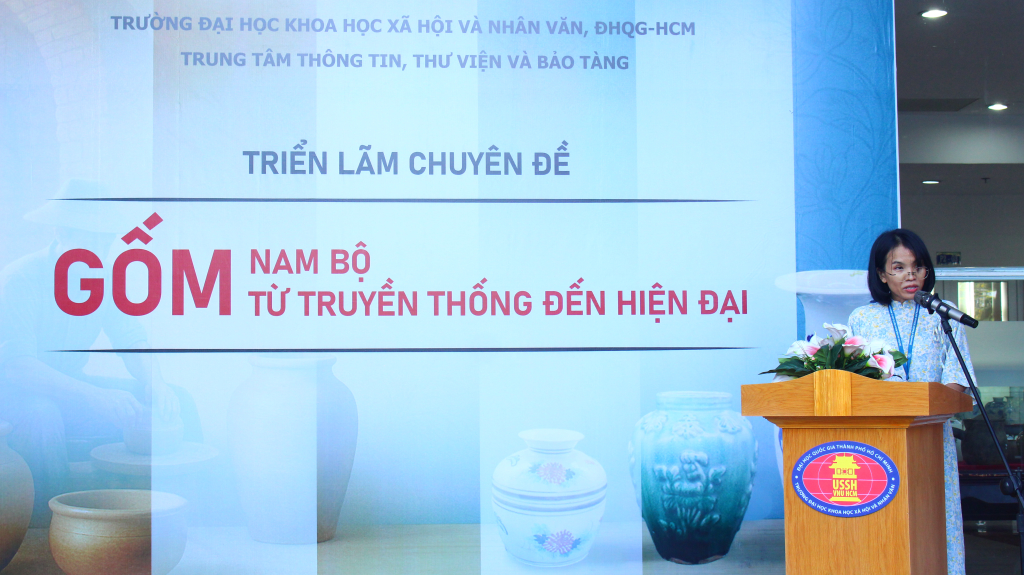 ThS. Võ Thị Huỳnh Như khẳng định vai trò của triển lãm trong việc lan tỏa giá trị di sản gốm truyền thống Nam Bộ đến sinh viên và cộng đồng – Ảnh: HUY MAI