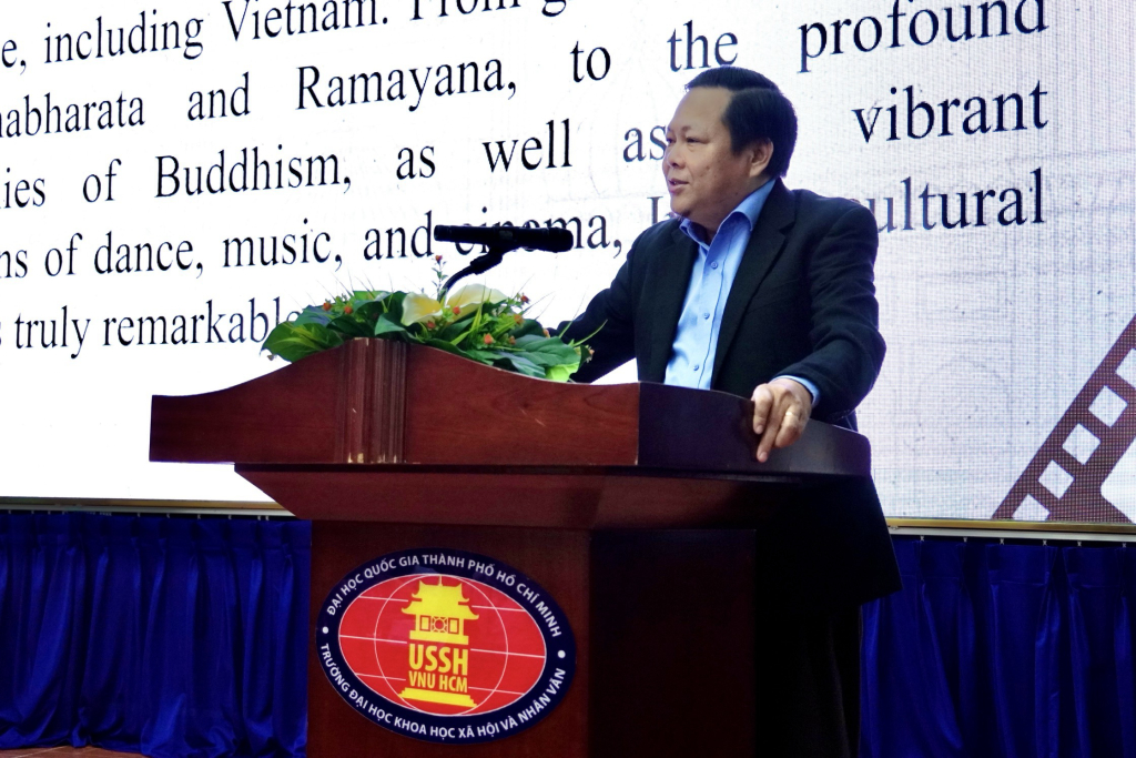 TS. Nguyễn Thanh Tuấn chia sẻ về sức ảnh hưởng của điện ảnh Ấn Độ - Ảnh: KHÁNH MY