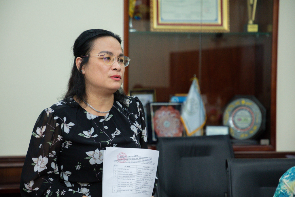  PGS.TS Ngô Thị Phương Lan đại diện Nhà trường đề xuất bầu các thành viên trong Hội đồng - Ảnh: Lý Nguyên 
