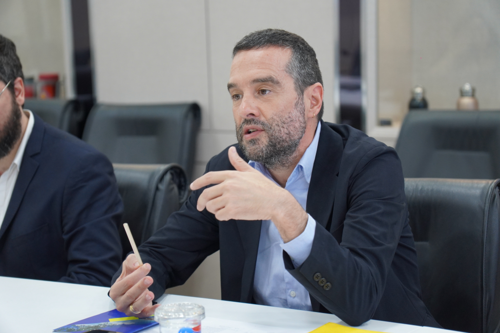 Ông Francisco Javier López Tapia khẳng định Viện Cervantes sẽ hỗ trợ cung cấp nguồn tài liệu và triển khai các khóa học về văn hóa Tây Ban Nha cho Nhà trường - Ảnh: KHÁNH BĂNG