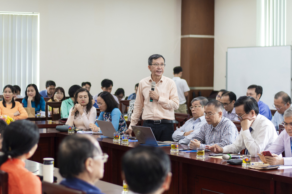 TS. Huỳnh Văn Thông đề nghị Nhà nước cần đảm bảo môi trường hoạt động báo chí chuyên nghiệp thông qua các bộ luật về báo chí, truyền thông - Ảnh: Lý Nguyên 