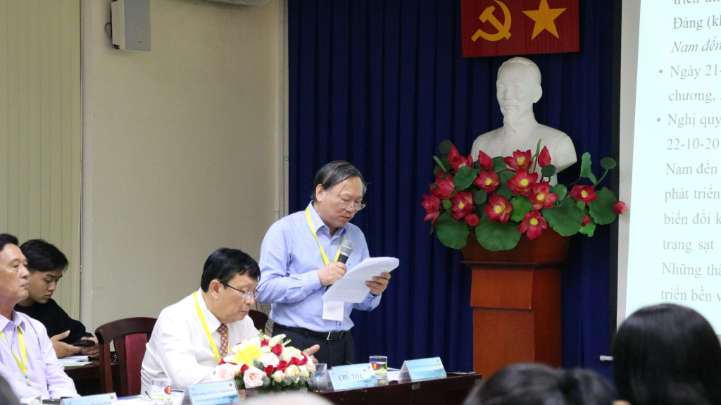 GS.TS.NGND. Nguyễn Quang Ngọc, Phó Chủ tịch Hội Khoa học Lịch sử Việt Nam, Nguyên Viện trưởng Viện Việt Nam học và Khoa học phát triển, ĐHQG Hà Nội trình bày tham luận tại Hội thảo