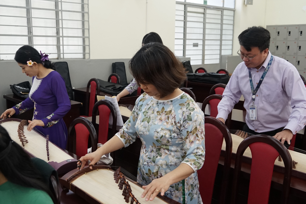 Học viên trình bày các nhạc phẩm như “Giấc mơ trưa”, “Lý cây đa”, “Nhật ký của mẹ”… trong buổi bế giảng - Ảnh: Phạm Trí