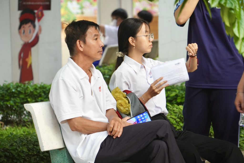 Phụ huynh đưa các em đến sớm để kịp chuẩn bị cho kỳ thi - Ảnh: KHÁNH MY
