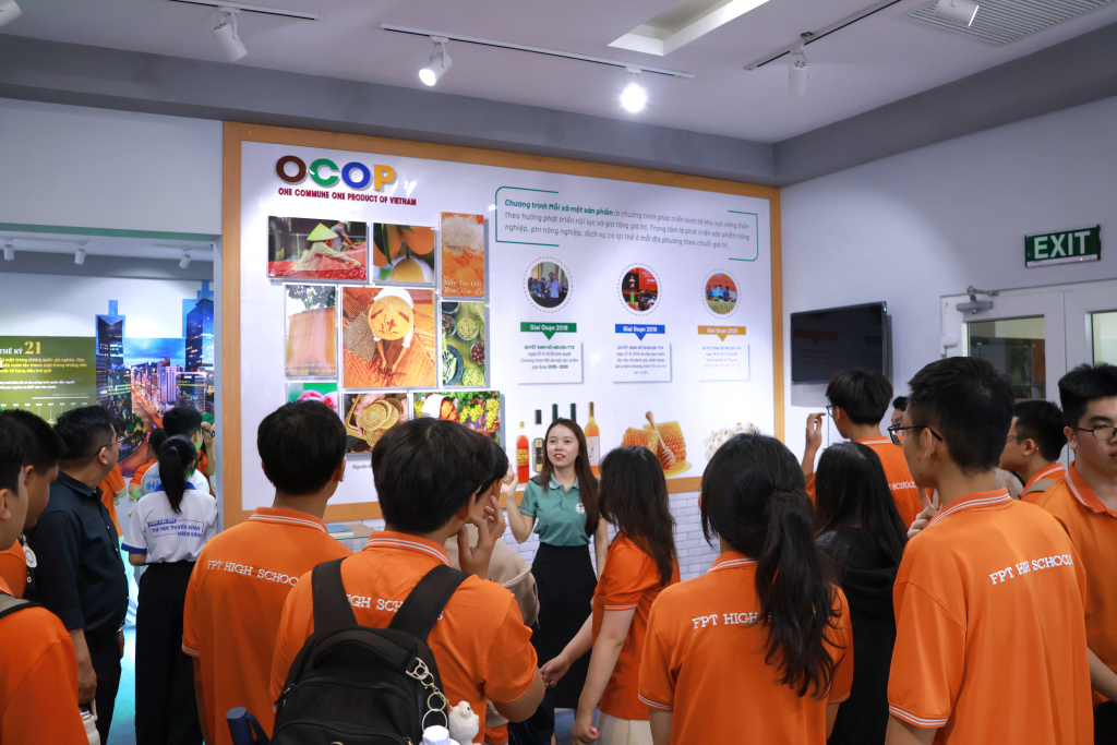 Học sinh tham quan Trung tâm Phát triển Nông thôn Saemaul Undong nằm tạo Tầng 10, tòa Điều hành - Ảnh: THANH HẢI