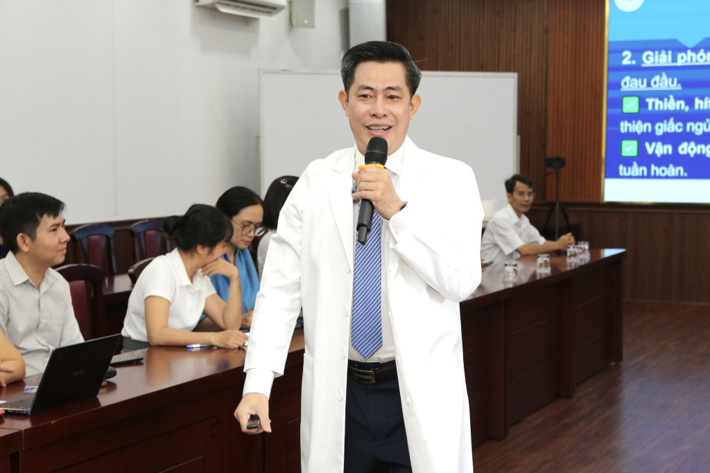 Bác sĩ Đinh Văn Thành cho biết, phần lớn giảng viên và sinh viên mắc các bệnh lý về cổ, vai, gáy, cột sống do tình trạng làm việc lâu trên máy tính, ít vận động - Ảnh: NGHI CHÂU