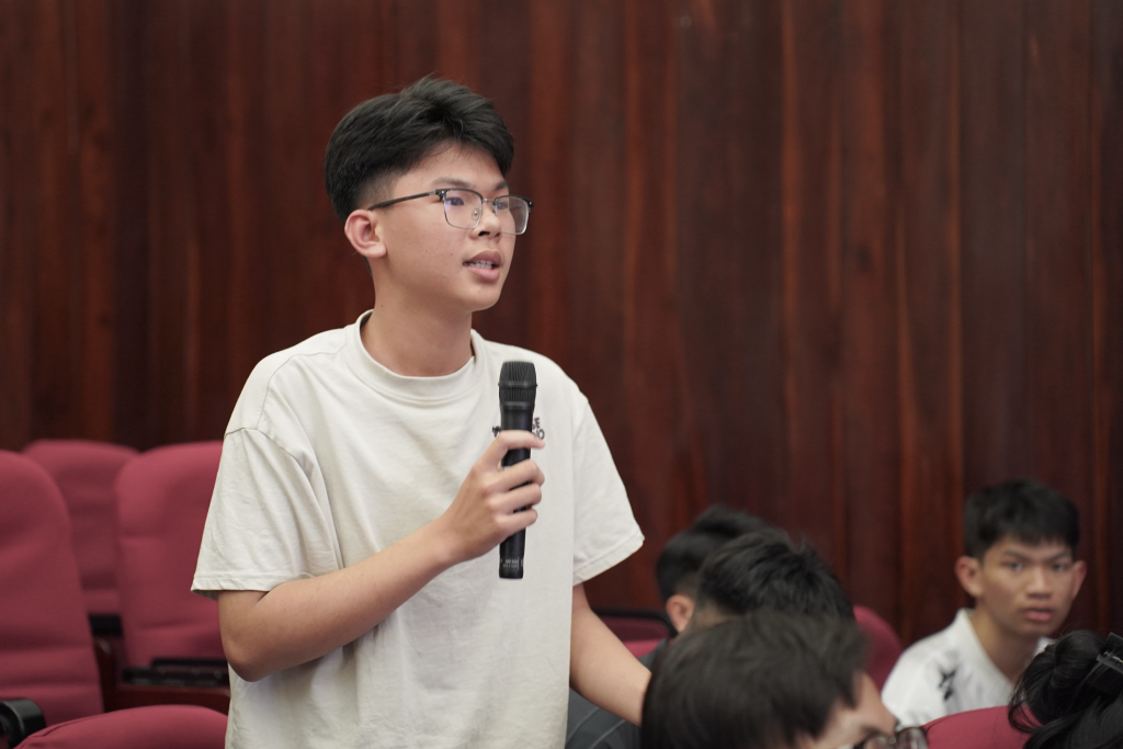 Học sinh THPT Bảo Lộc đặt câu hỏi về cơ hội việc làm của ngành Quan hệ quốc tế sau khi ra trường - Ảnh: HẠNH NGUYÊN
