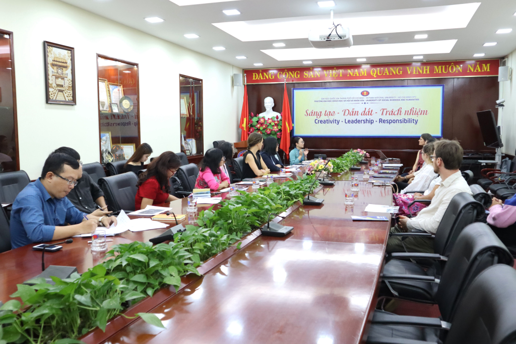 Đại diện Nhà trường trao đổi với đại diện ĐH Bonn, Đức - Ảnh: Nhật Ánh