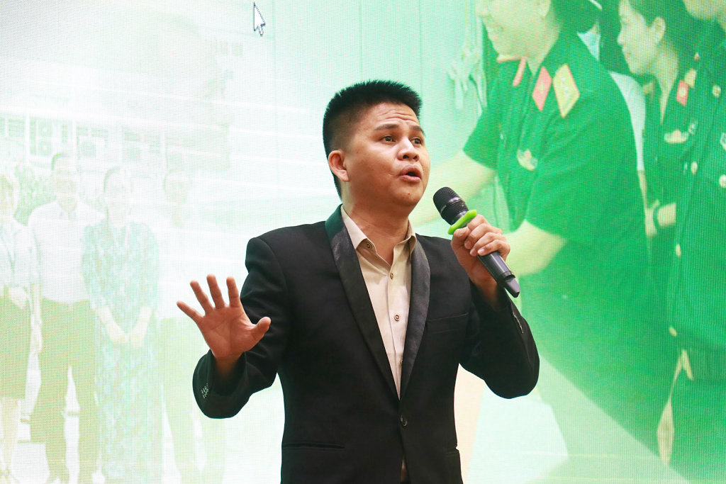 Thiếu úy Nguyên Hoài trình bày tiết mục Thương nhớ Sài Gòn - Ảnh: Khánh Đoan