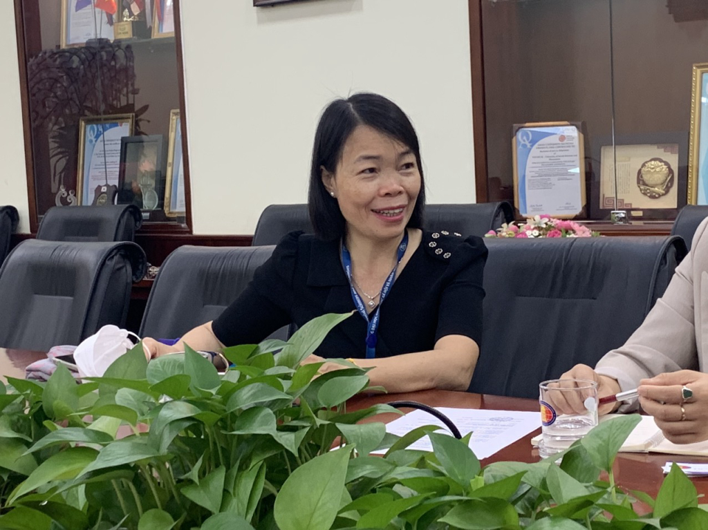 TS. Nguyễn Thị Bích Phượng - Trưởng khoa Ngữ văn Đức trao đổi các đề xuất với Trường ĐH Jade