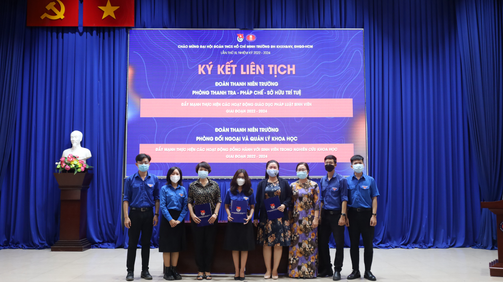 Đoàn trường thực hiện kí kết liên tịch - Ảnh: Tuyết Hồng