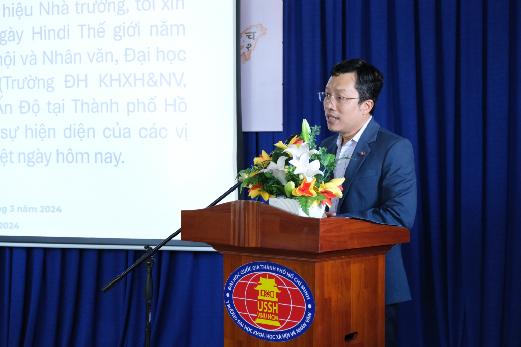 TS. Lê Hoàng Dũng cho biết ngôn ngữ Hindi là một trong những môn học bắt buộc trong chương trình đào tạo Ấn Độ học - Ảnh: Hương Mỹ