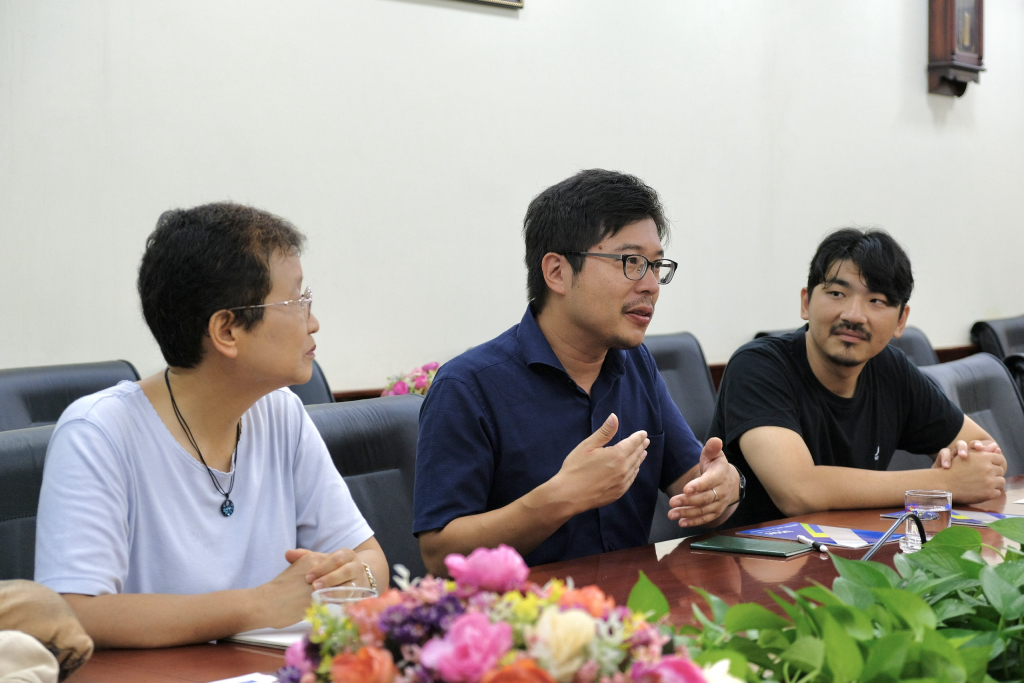 Đại diện ĐH Kobe thể hiện mong muốn hợp tác với nhà trường - Ảnh: Huyền Linh