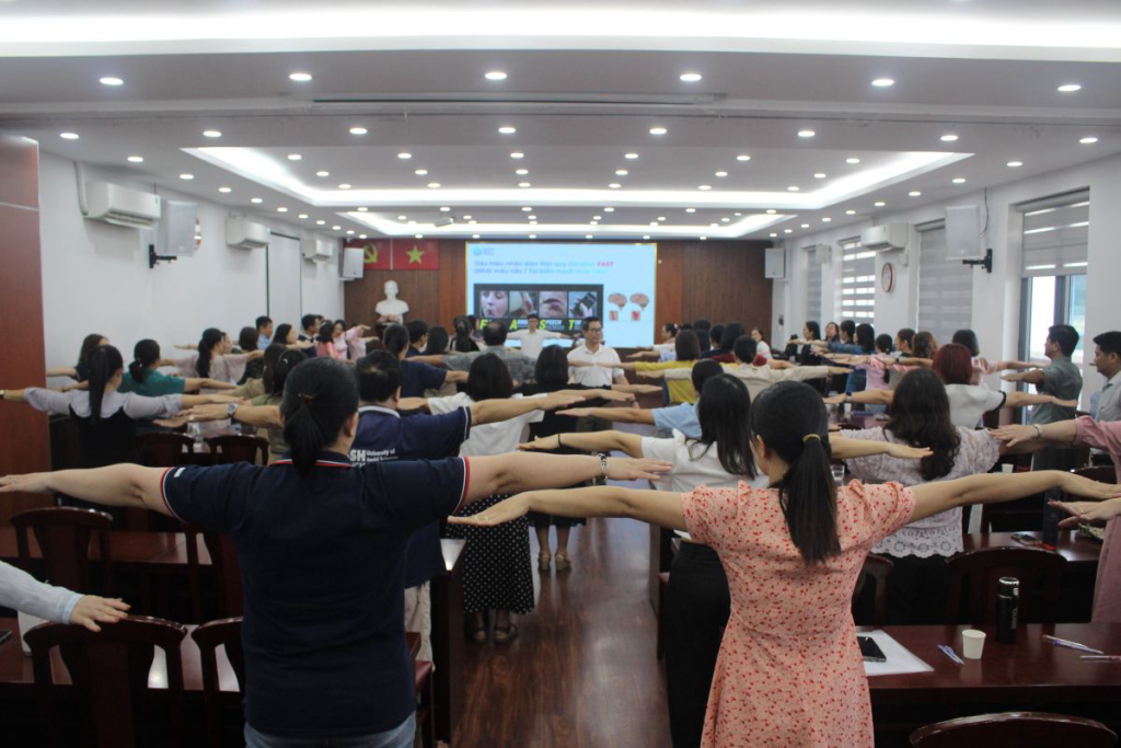 ThS. Trang Jena Nguyen cho biết, khi giơ hai tay ngang vai và nhắm mắt trong 10 giây, nếu một tay rơi xuống, người có nguy cơ cần được thăm khám và theo dõi - Ảnh: MAI HƯƠNG
