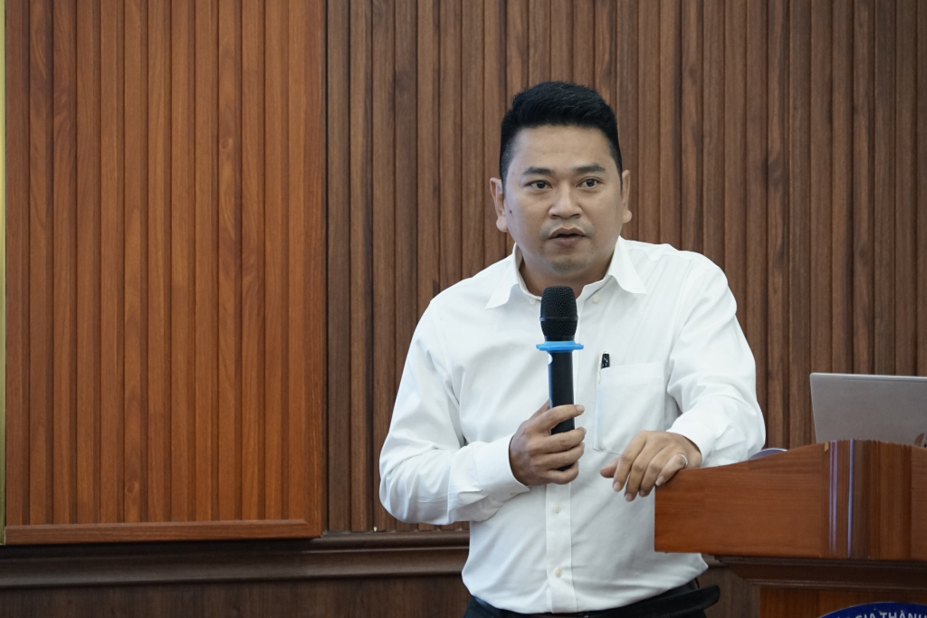 TS. Nguyễn Tuấn Khanh báo cáo tham luận “Cạnh tranh Mỹ - Trung ở Đông Nam Á: Tác động và phản ứng của các nước ASEAN” - Ảnh: Phạm Trí