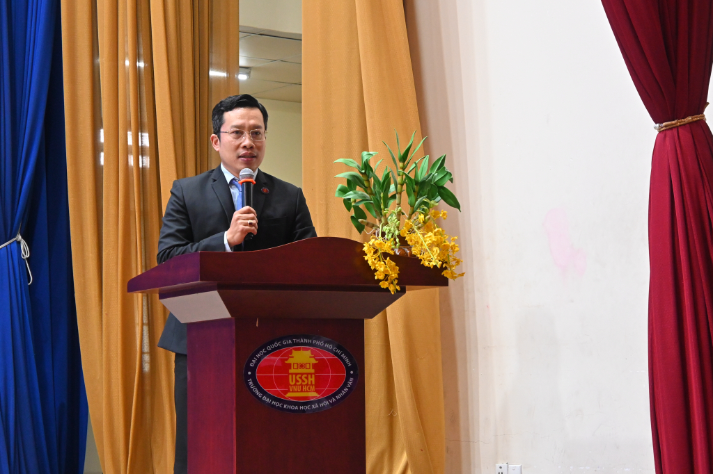 TS. Lê Hoàng Dũng bày tỏ niềm vinh dự khi Trường ĐH KHXH&NV đăng cai tổ chức Lễ Khai mạc vòng Chung kết của cuộc thi - Ảnh: Việt Dũng