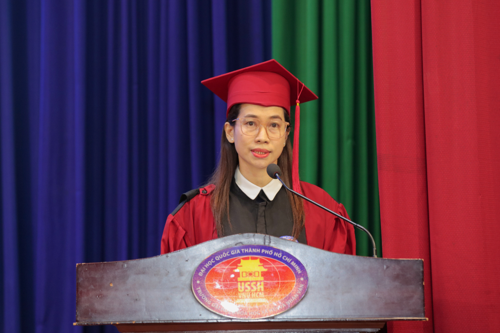Tân Tiến sĩ Nguyễn Thị Liên Nhi gửi lời tri ân đến quý thầy cô, phụ huynh và gia đình -  Ảnh: THU THẢO