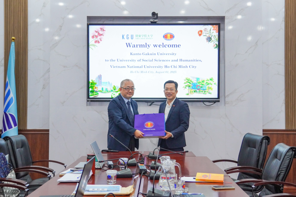 Đại diện hai trường chụp ảnh lưu niệm - Ảnh: KHÁNH MY