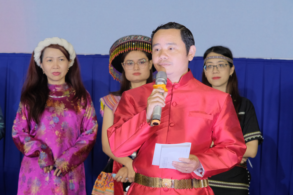 Đội thi khoa Việt Nam học trong phần thi xử lý tình huống - Ảnh: Huyền Linh