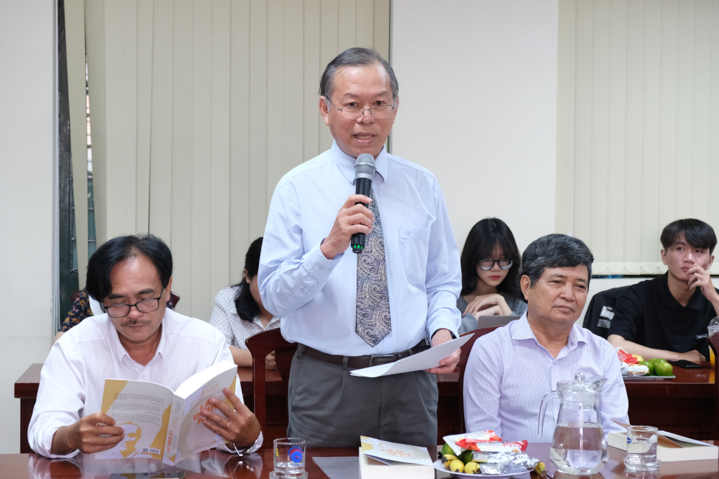 PGS. TS Võ Văn Nhơn chia sẻ ký ức cùng người thầy đáng kính - Ảnh: Hương Mỹ