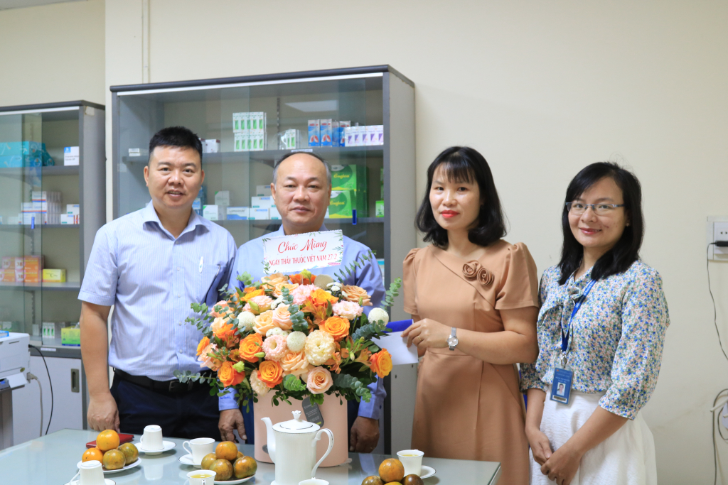 BGH Nhà trường và phòng Y tế chụp hình lưu niệm - Ảnh: Thu Hương