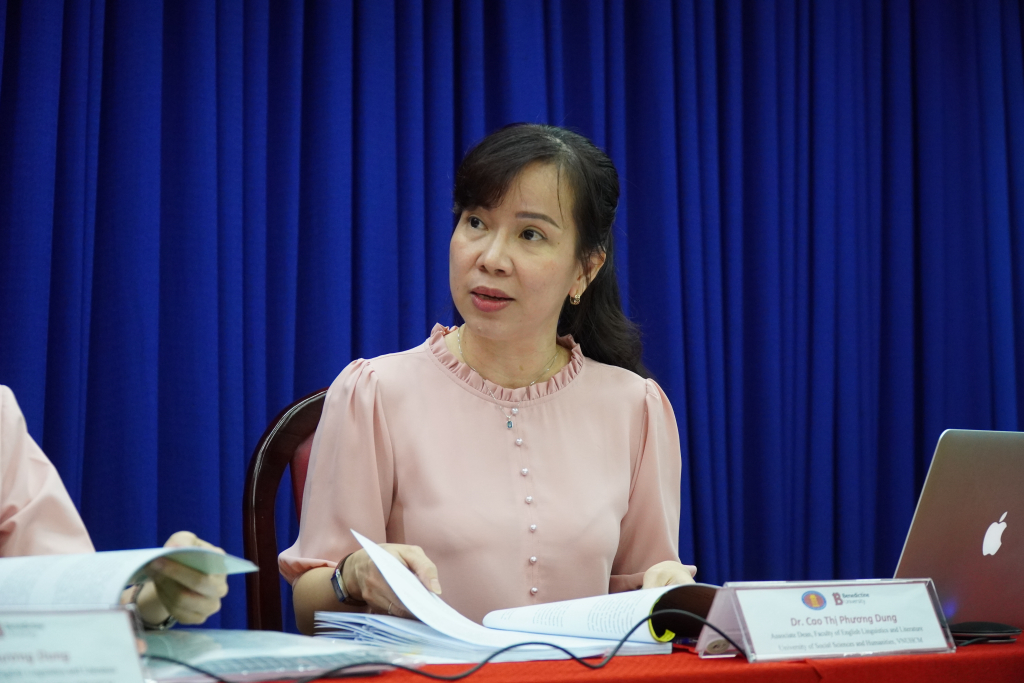 TS. Cao Thị Phương Dung nhận xét phần trình bày của học viên - Ảnh: Hương Phan