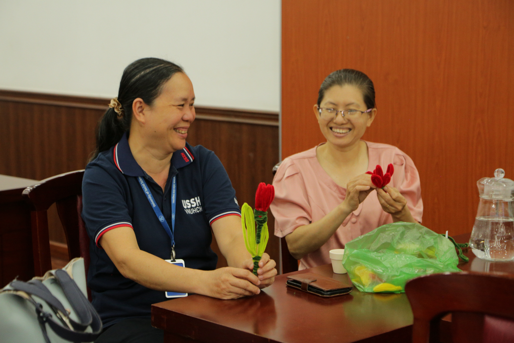 Người tham gia trải nghiệm thực hành làm chậu hoa kẽm nhung trong không khí thân mật, vui vẻ - Ảnh: QUỲNH NHƯ