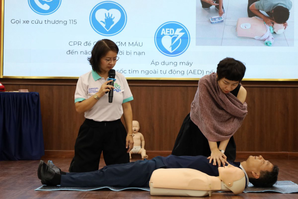 “Mỗi phút chậm trễ ép tim có thể khiến khoảng 2 triệu tế bào não chết đi”, chuyên gia Trang Jena Nguyen nhấn mạnh vai trò phản ứng nhanh tại hiện trường - Ảnh: MAI HƯƠNG