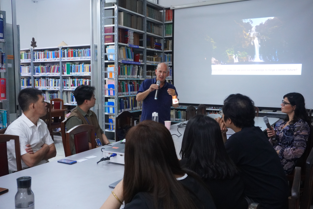 Các giảng viên tham dự buổi sinh hoạt khoa học - Ảnh: Ngọc Bích