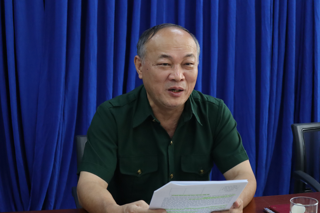 Đồng chí Phan Thanh Định báo cáo tóm tắt  kết quả thực hiện công tác quốc phòng, quân sự và lực lượng tự vệ Nhà trường trong 9 tháng đầu năm 2023 - Ảnh: Nhật Ánh