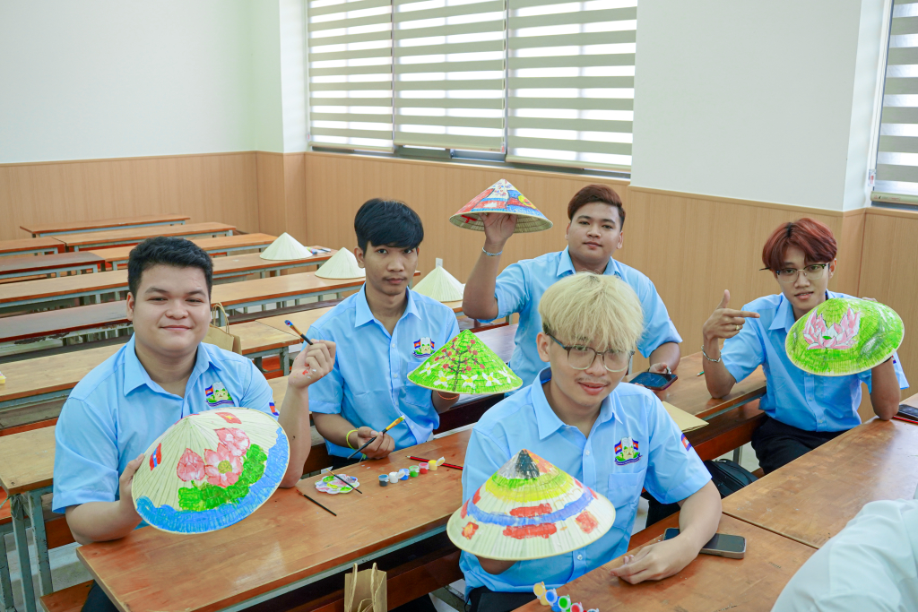 Workshop Vẽ Nón Lá tạo không gian trải nghiệm và sáng tạo cho đại biểu tham dự - Ảnh: ĐÌNH VINH