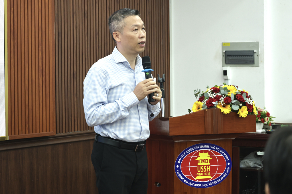 TS. Trần Anh Tiến chia sẻ các giải pháp hỗ trợ công bố khoa học quốc tế của Nhà trường - Ảnh: MINH KHÔI