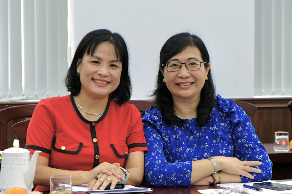 PGS.TS Ngô Thị Phương Lan cùng TS. Lê Thị Ngọc Điệp chụp ảnh kỷ niệm tại buổi họp mặt - Ảnh: Huyền Linh
