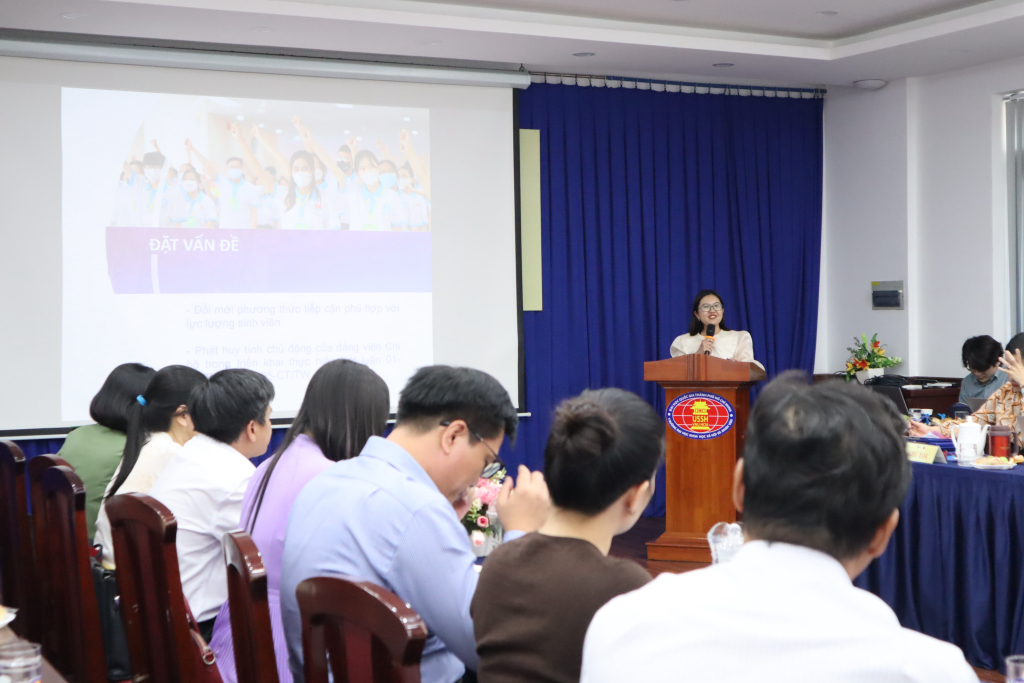 ThS. Nguyễn Thị Ngọc Khánh - Bí thư Đoàn trường - trình bày một số đánh giá và bài học kinh nghiệm từ mô hình thí điểm - Ảnh: Nhật Ánh