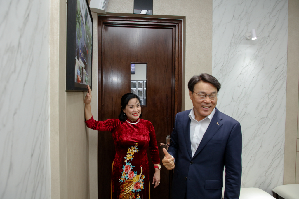 PGS. TS Ngô Thị Phương Lan và ông Choi Jeong Woo cùng tham quan phòng khánh tiết - Ảnh: Lý Nguyên